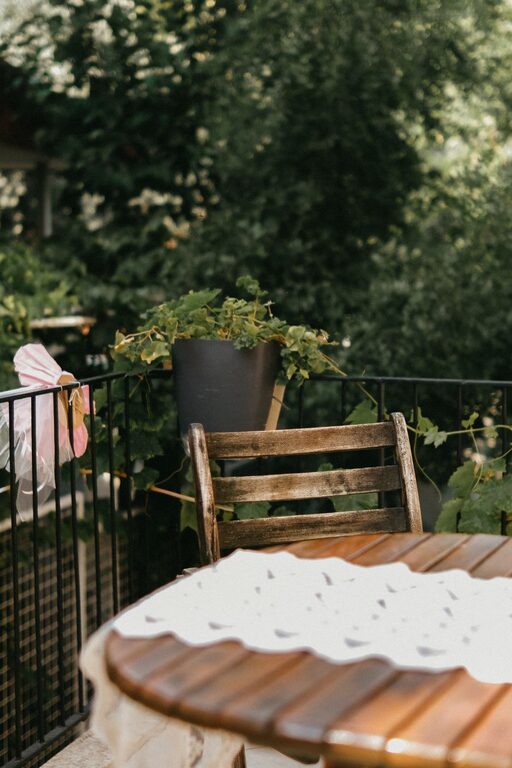 Jak przygotować balkon do odpoczynku w ciepłe dni